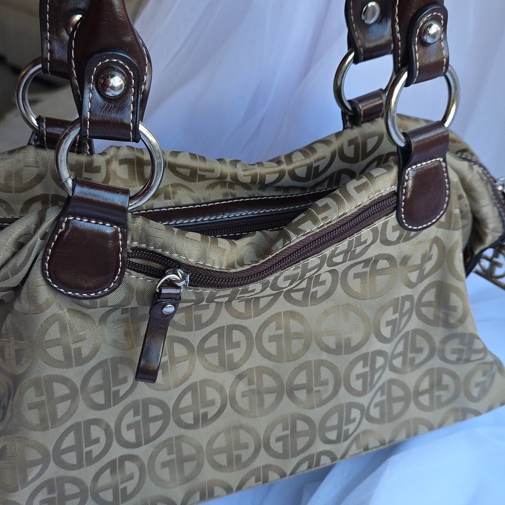 Giani Bernini Elegant Tan Shoulder Bag with Dark Brown Accents - Picture 4 of 12